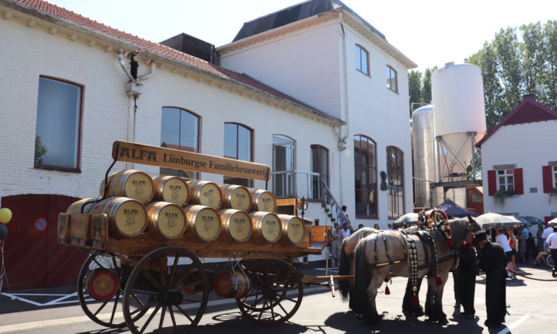 Paardenspan met wagen vol fusten met Alfa bier bij de Alfa Brouwerij in Schinnen